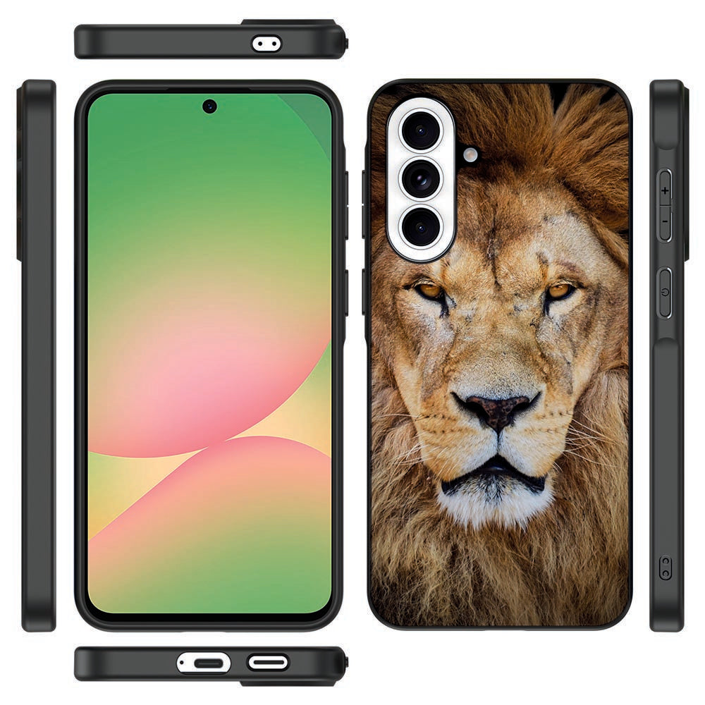Samsung Galaxy A57 Back Cover Leeuw Leeuwenkracht zwart TPU PU kunstleer voorkant zijkant achterkant detail.