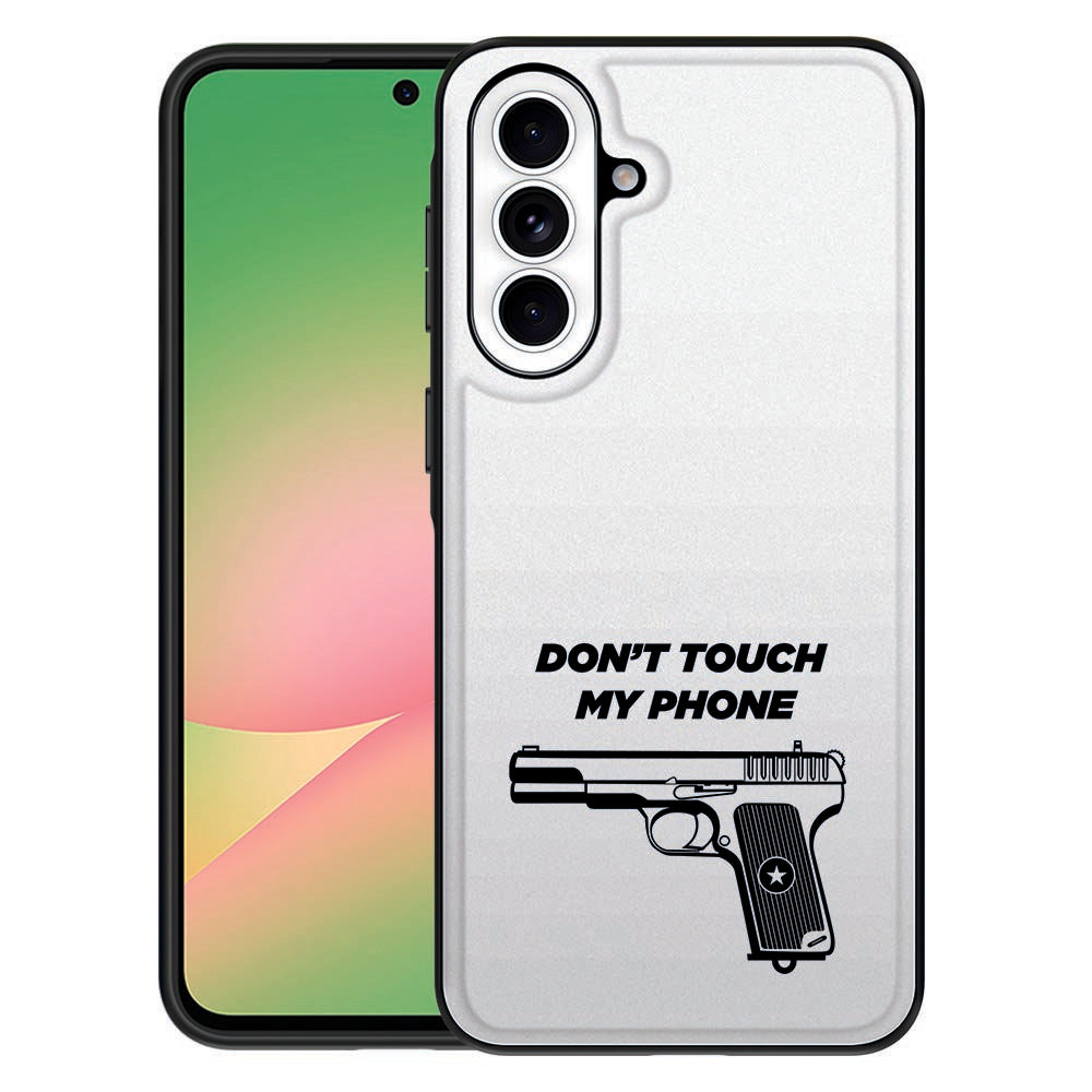 Pistol DTMP Beschermhoes Samsung Galaxy A57 pistoolsilhouet design zwarte achtergrond voorkant.