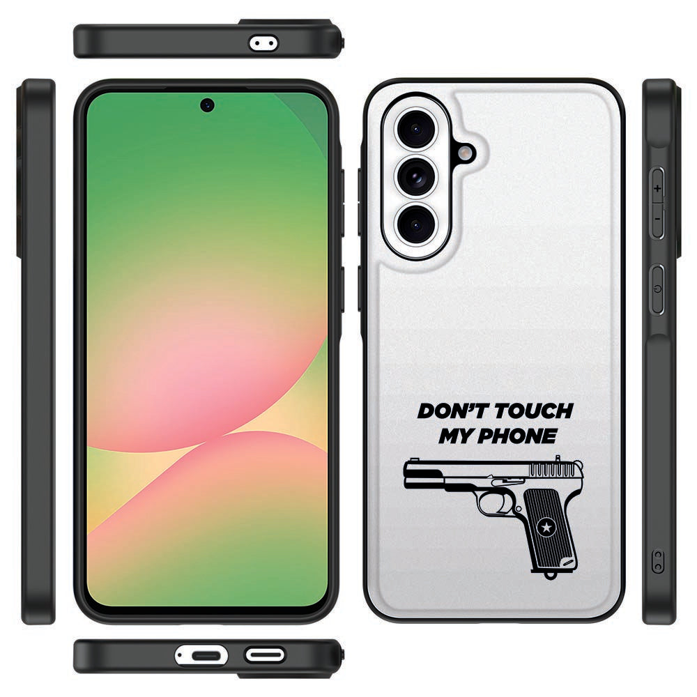 Pistol DTMP Beschermhoes Samsung Galaxy A57 pistoolsilhouet DON’T TOUCH MY PHONE voorkant zijkanten.