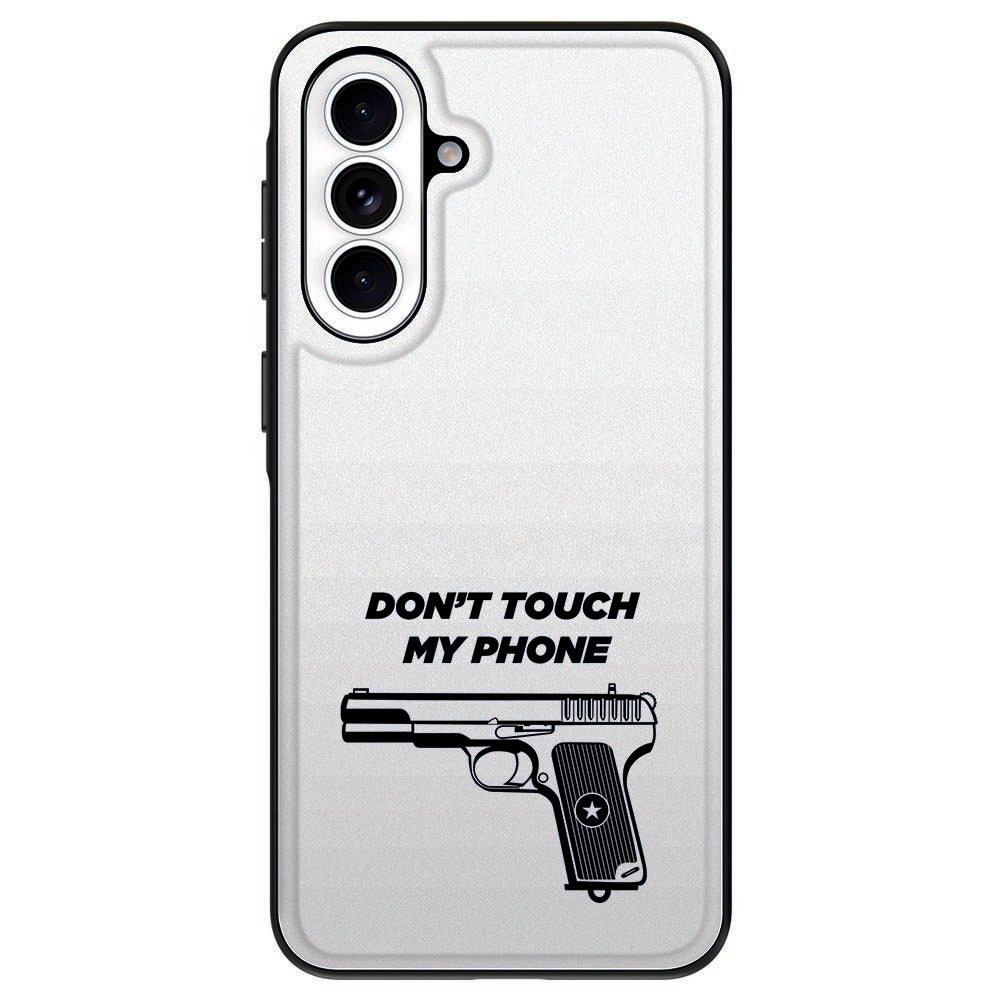 Pistol DTMP Beschermhoes Samsung Galaxy A57 pistoolsilhouet DON’T TOUCH MY PHONE vooraanzicht.