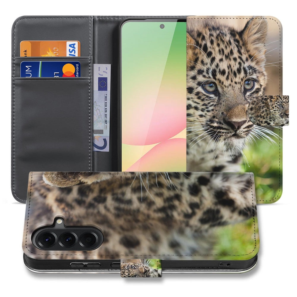 Samsung Galaxy A57 Bookcase Baby Luipaard Vooraanzicht met Pasjes en Detail.