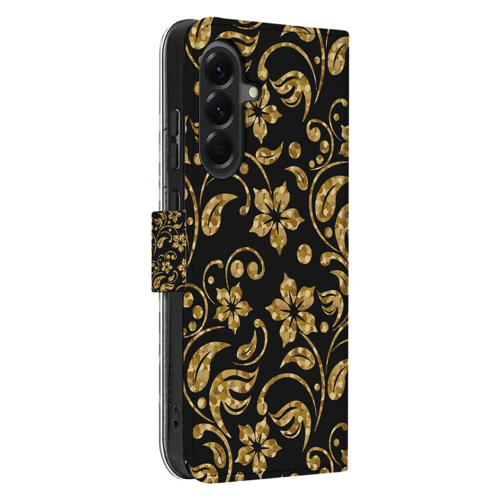 Samsung Galaxy A57 Hoesje Gouden Bloemen Gouden bloemmotief op zwarte achtergrond Schuin aanzicht.