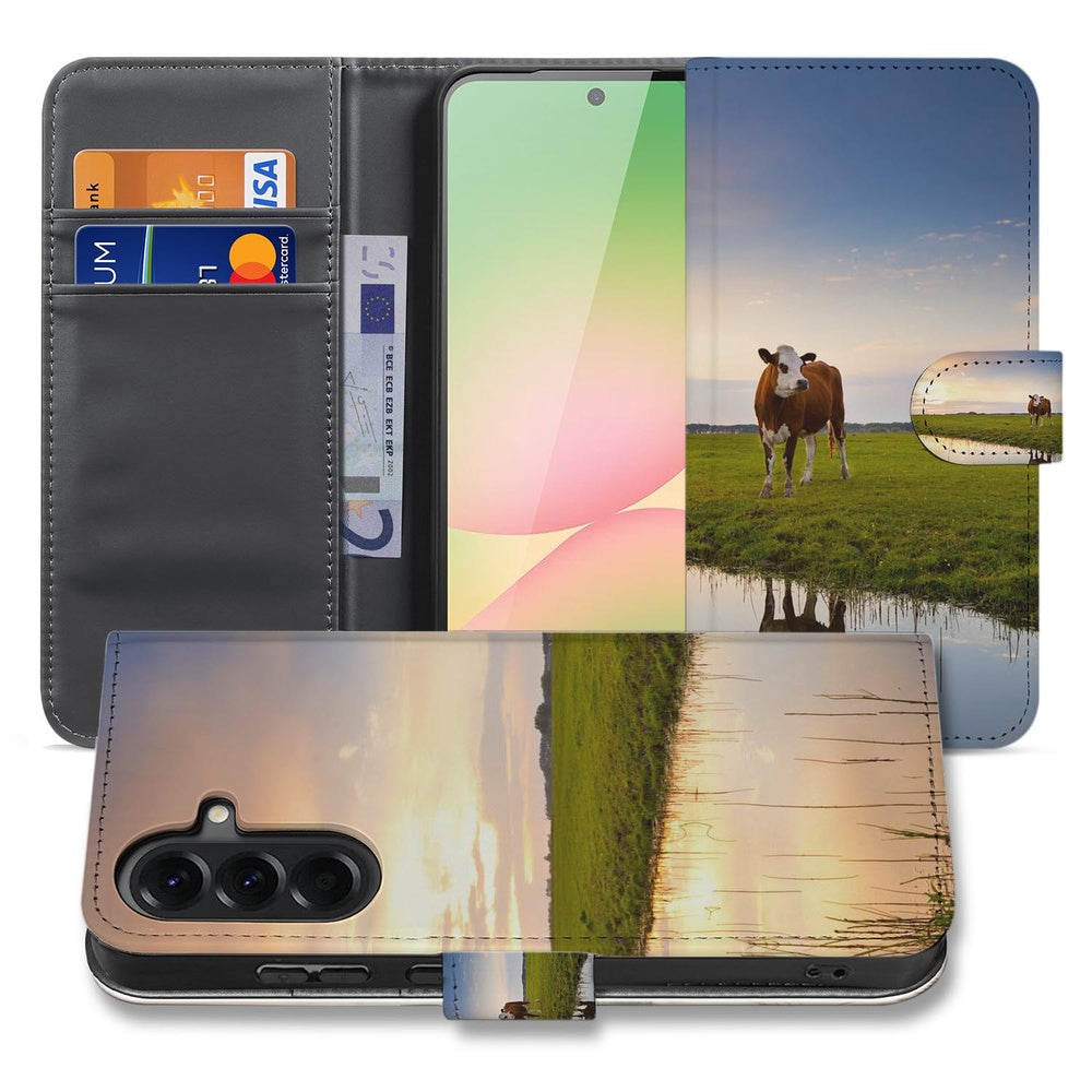 Samsung Galaxy A57 Telefoonhoesje Koeienprint boekhoesje met open binnenkant en koeienprint op schuin aanzicht.