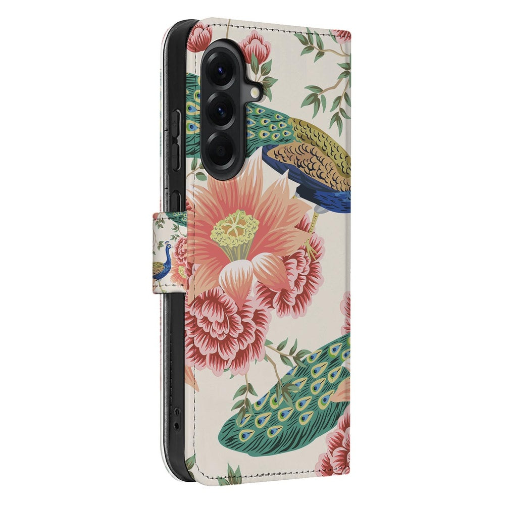 Samsung Galaxy A57 Portemonnee Hoesje Pink Peacock Schuin aanzicht met bloemen en pauwenprint.