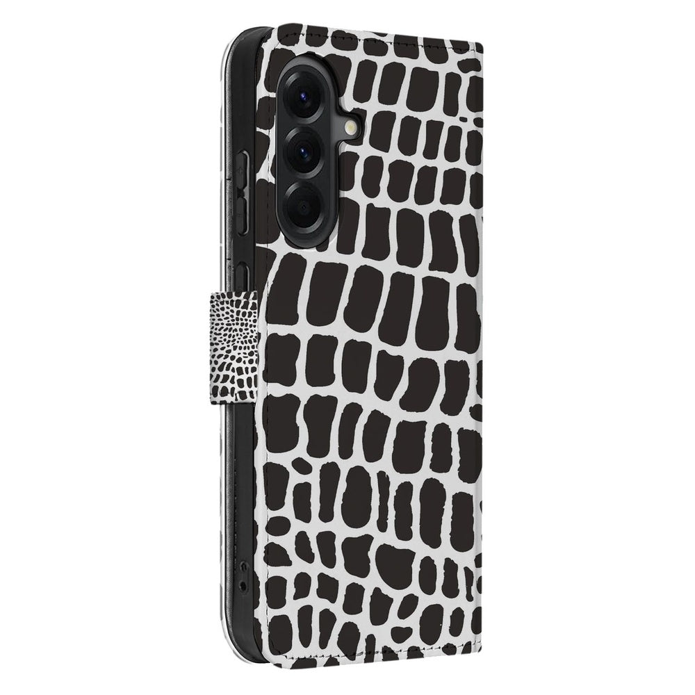 Book Case Samsung Galaxy A57 Slangenprint Schuin aanzicht met zwart-witte slangenprint.