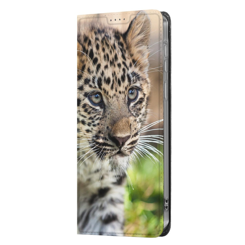 Samsung Galaxy A57 Smart Cover Hoesje Baby Luipaard baby luipaard ontwerp zijaanzicht.