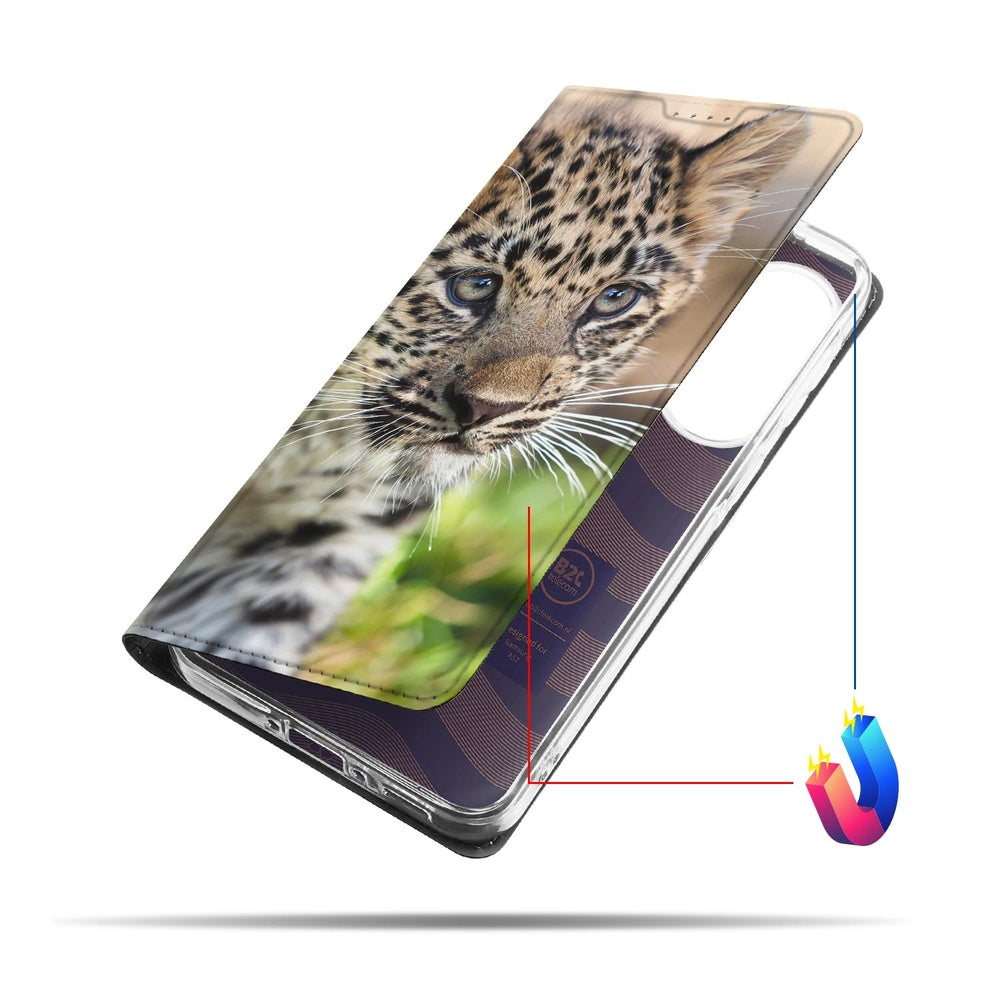 Samsung Galaxy A57 Smart Cover Hoesje Baby Luipaard luipaardprint voordeksel schuin aangeduid.
