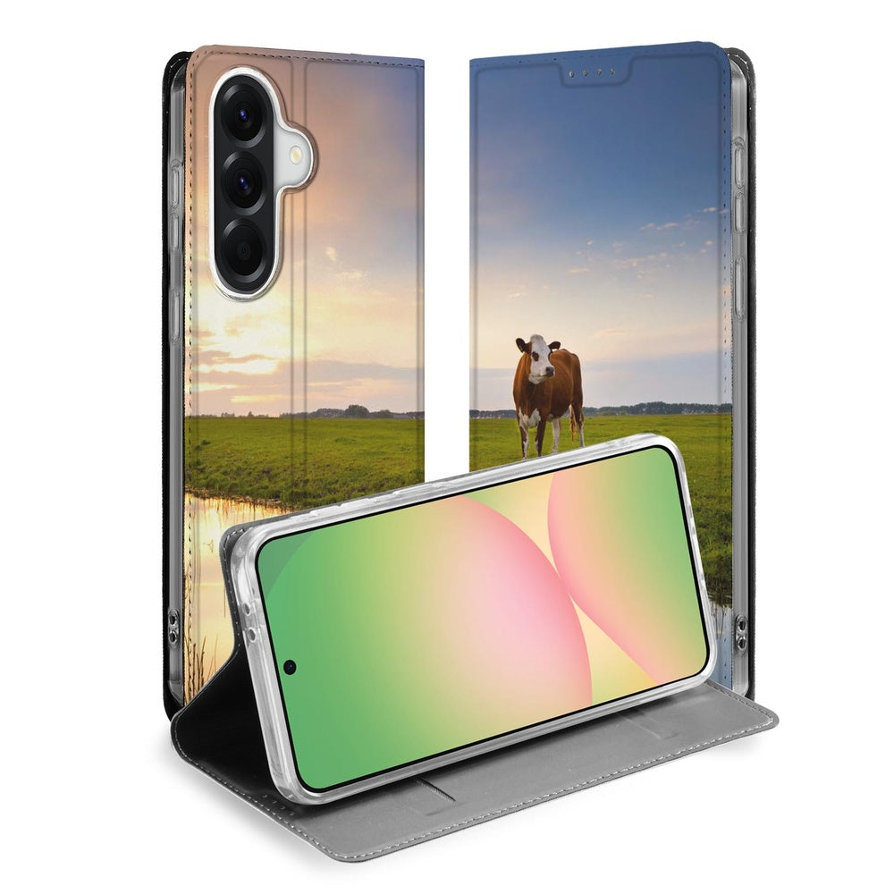 Samsung Galaxy A57 Book Cover Koe zonsondergang vooraanzicht.
