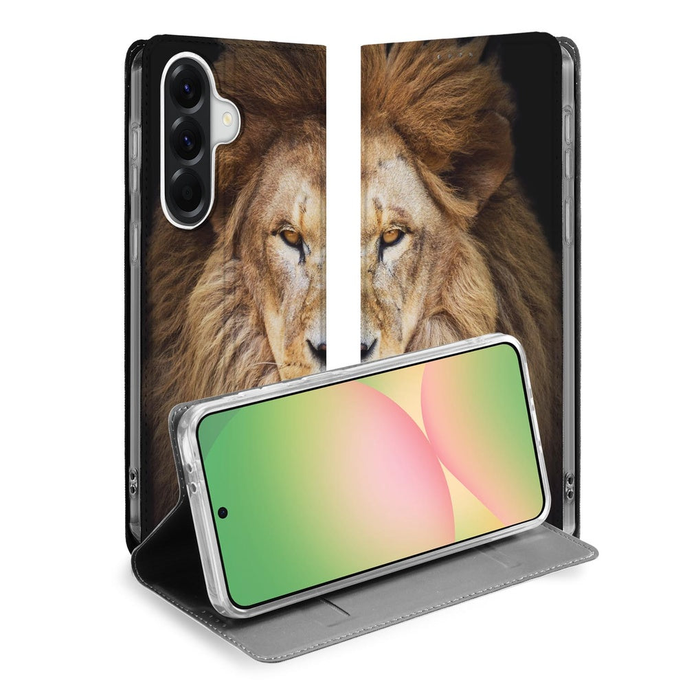 Samsung Galaxy A57 telefoonhoesje Leeuw vooraanzicht met beeld van majestueuze leeuw en smartphone zichtbaar.