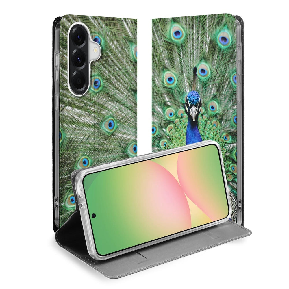 Samsung Galaxy A57 Book Cover Pauw Vooraanzicht met kleurrijke pauwenveren en smartphone zichtbaar.