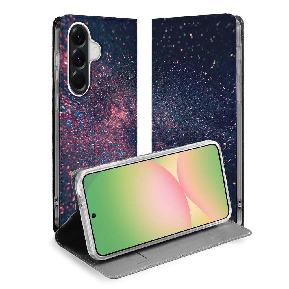 Samsung Galaxy A57 Book Case Stars detail aanzicht met sterrennevel design en telefoon in open stand.