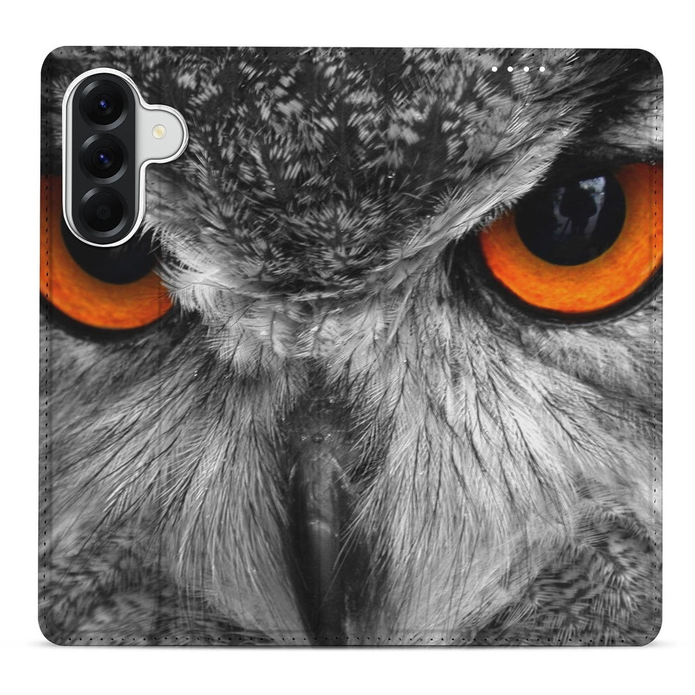 Samsung Galaxy A57 Book Case Uil detail close-up met grijze veren en feloranje ogen.