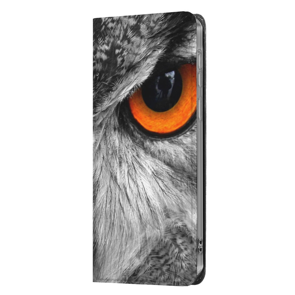 Samsung Galaxy A57 Book Case Uil close-up detail van uil met feloranje oog.