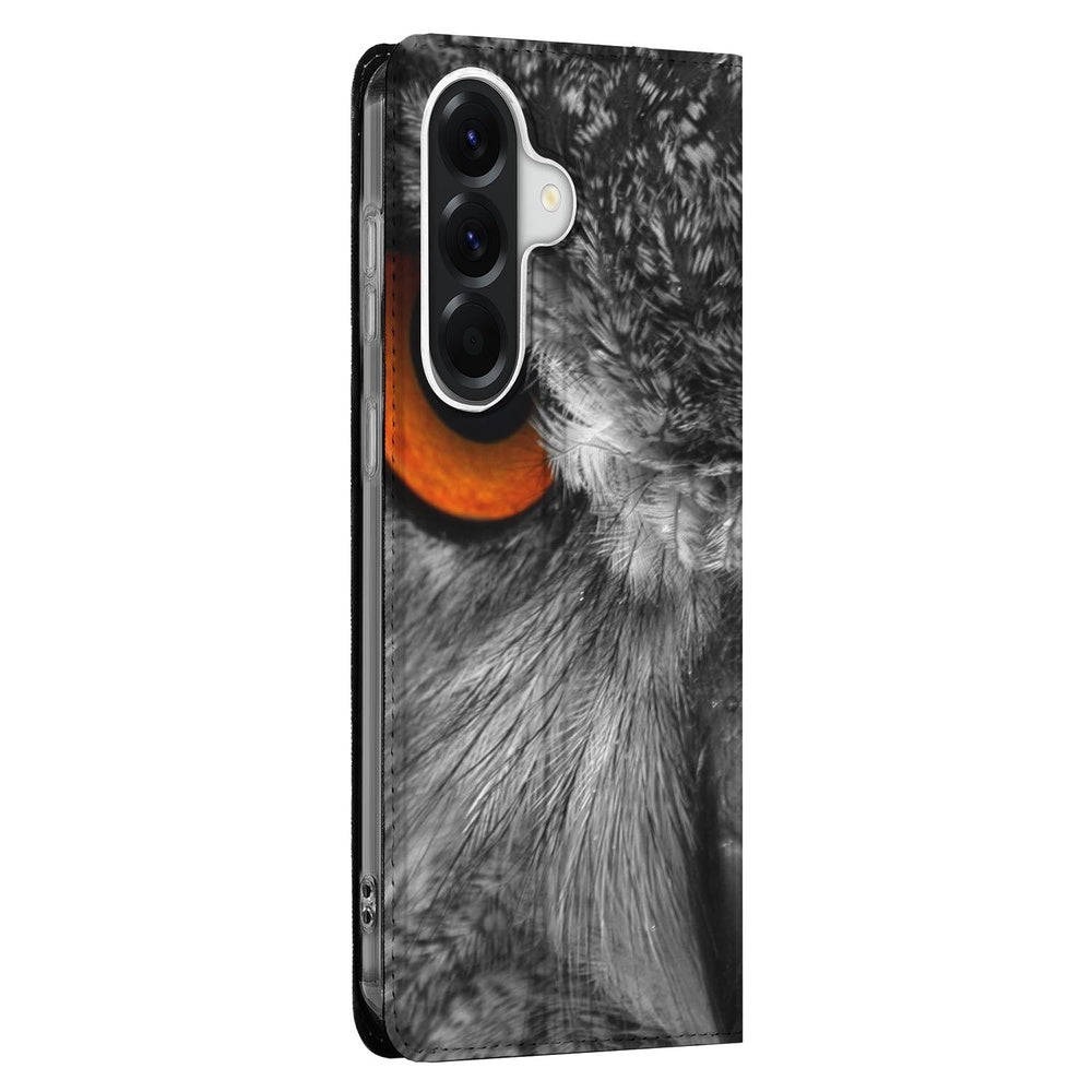 Samsung Galaxy A57 Book Case Uil Zijkant detail van uil met feloranje ogen.