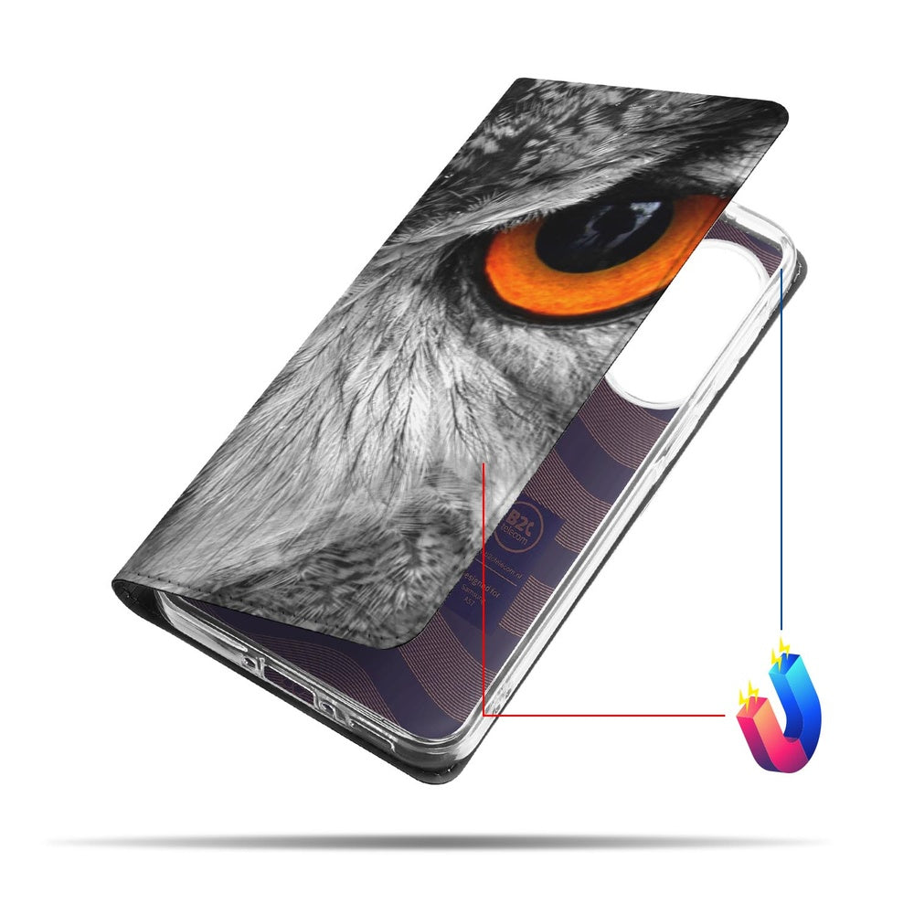 Samsung Galaxy A57 Book Case Uil close-up van een uil met feloranje oog op een zwart-witte achtergrond.