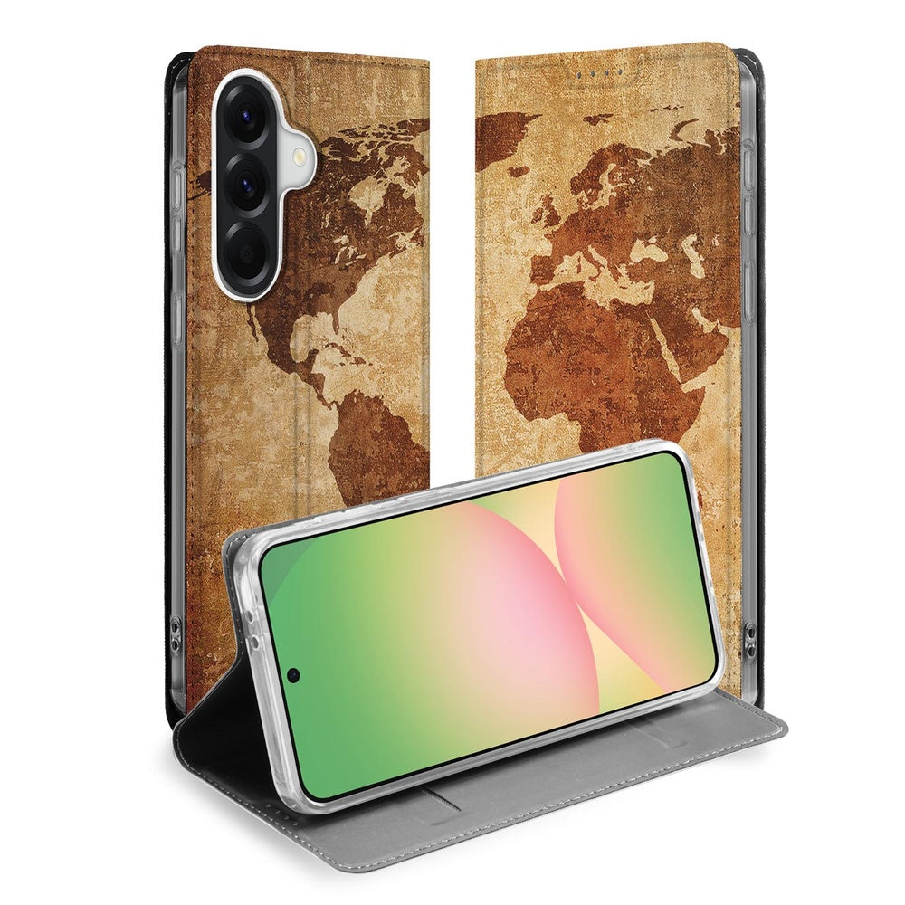 Samsung Galaxy A57 Book Wallet Case Wereldkaart detail met telefoon in staande positie.
