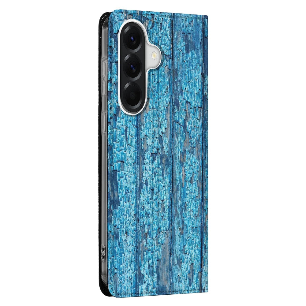 Samsung Galaxy A57 Flip Style Cover Wood Blue zijkant met houtprint in diepblauw detail.