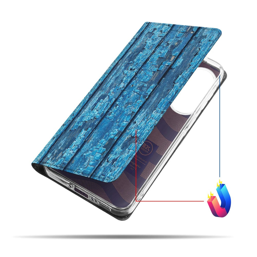 Samsung Galaxy A57 Flip Style Cover Wood Blue Aanzicht detail van de flip cover met blauw houtprint.