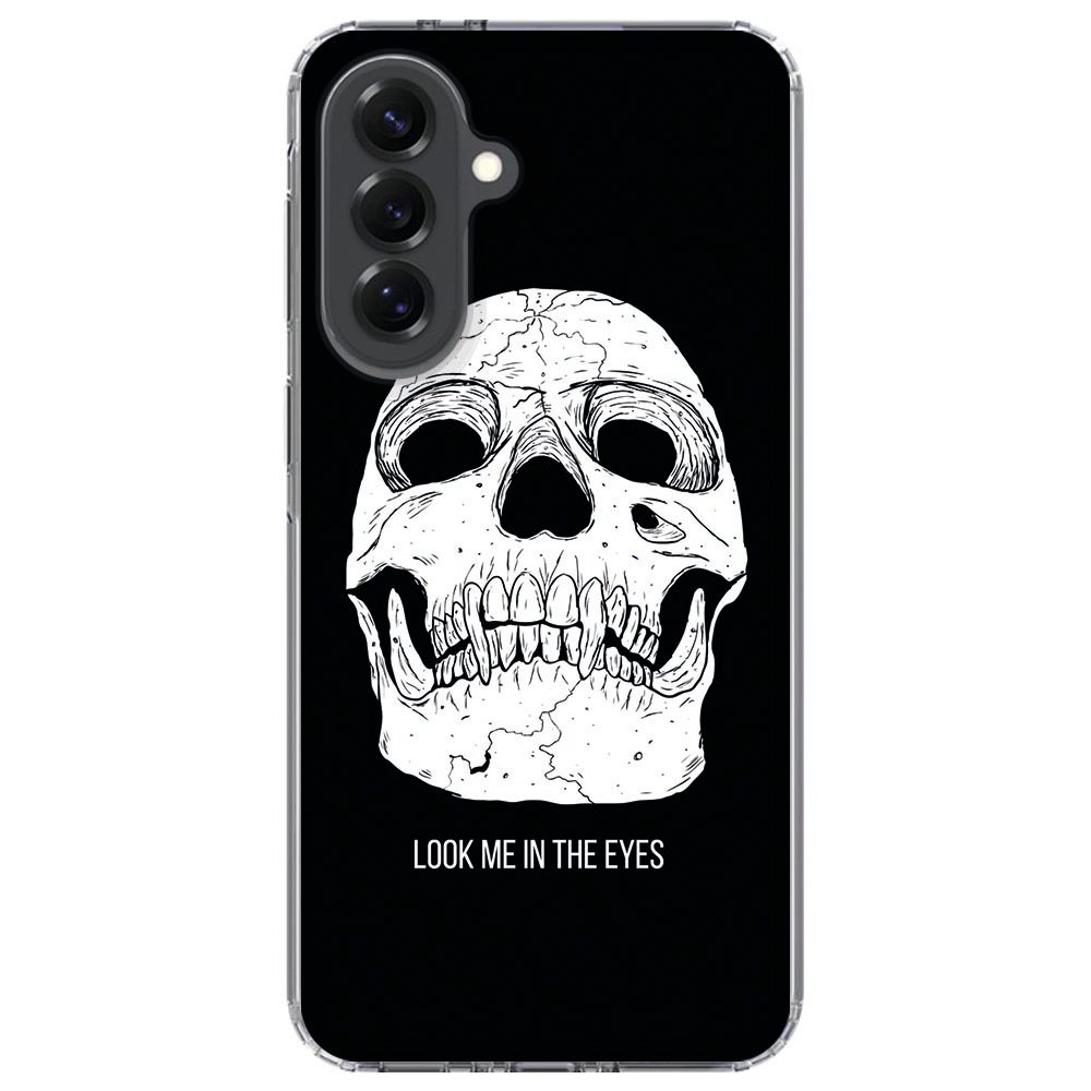 Samsung Galaxy A57 siliconen hoesje Skull Eyes vanuit een hoek, met knop-overlay in beeld