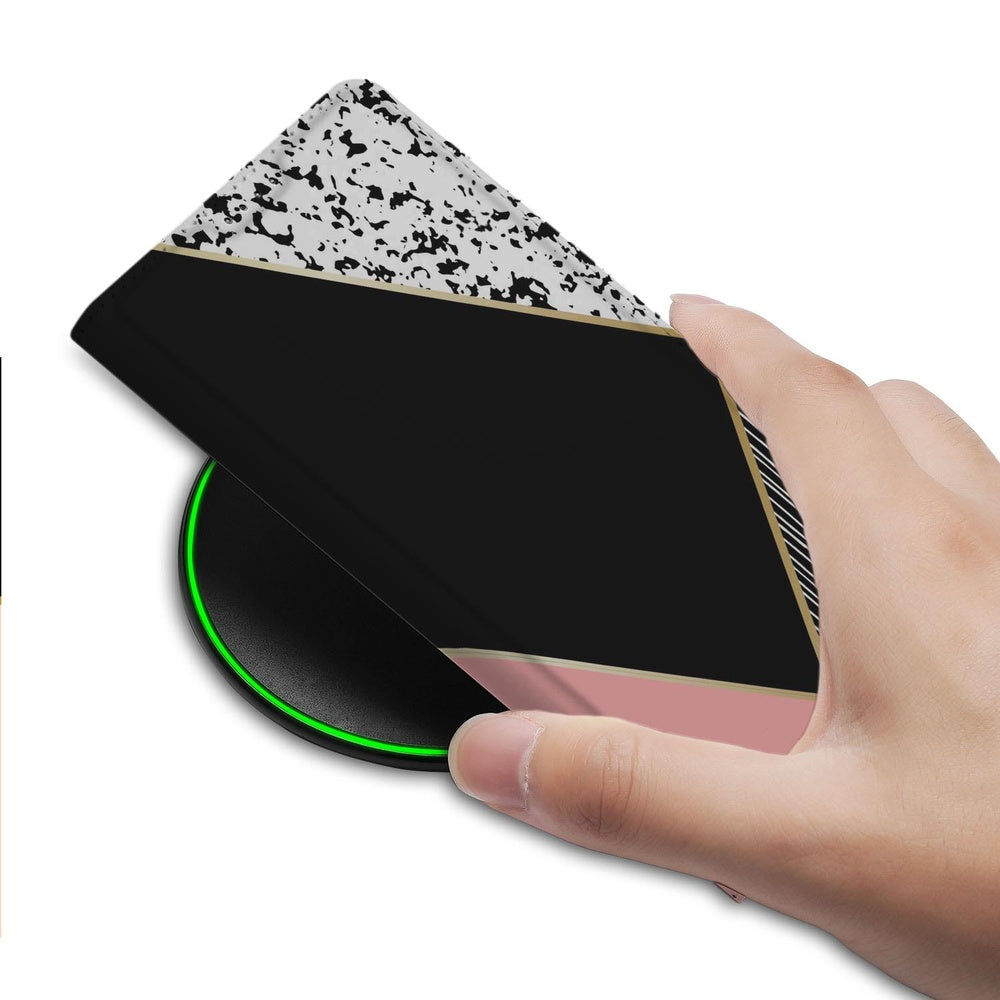 Samsung Galaxy S25FE Book Case Black Pink Shapes hand boven op draadloze oplader