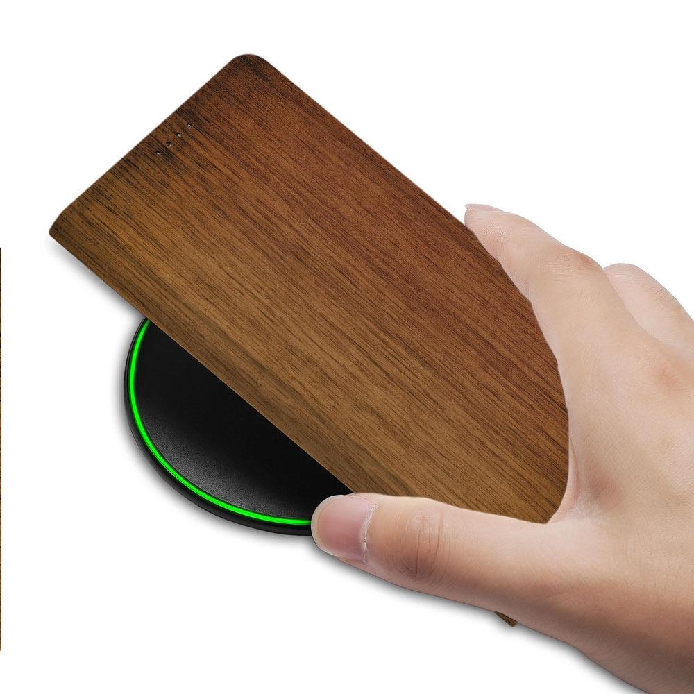Samsung Galaxy S25 FE Wallet Case Donker Hout hand boven draadloze lader