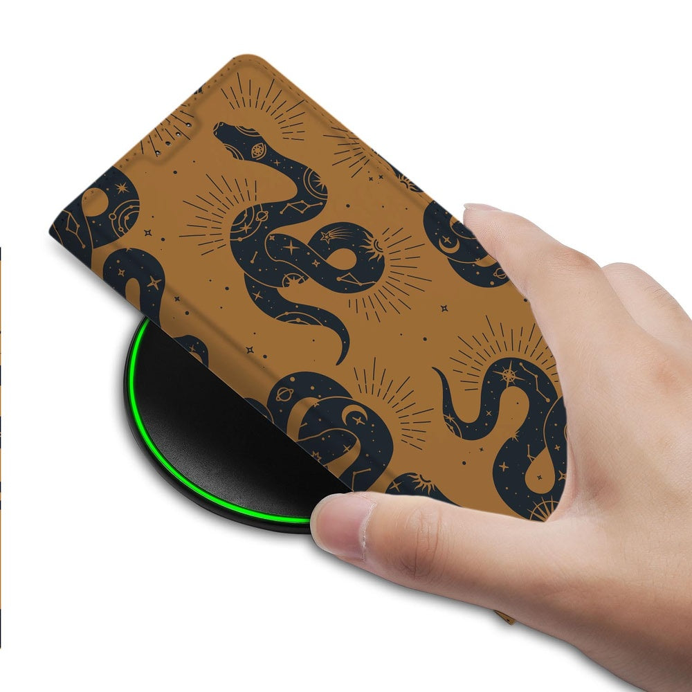 Samsung Galaxy S25 FE Snakes Book Wallet Case hand aanzicht