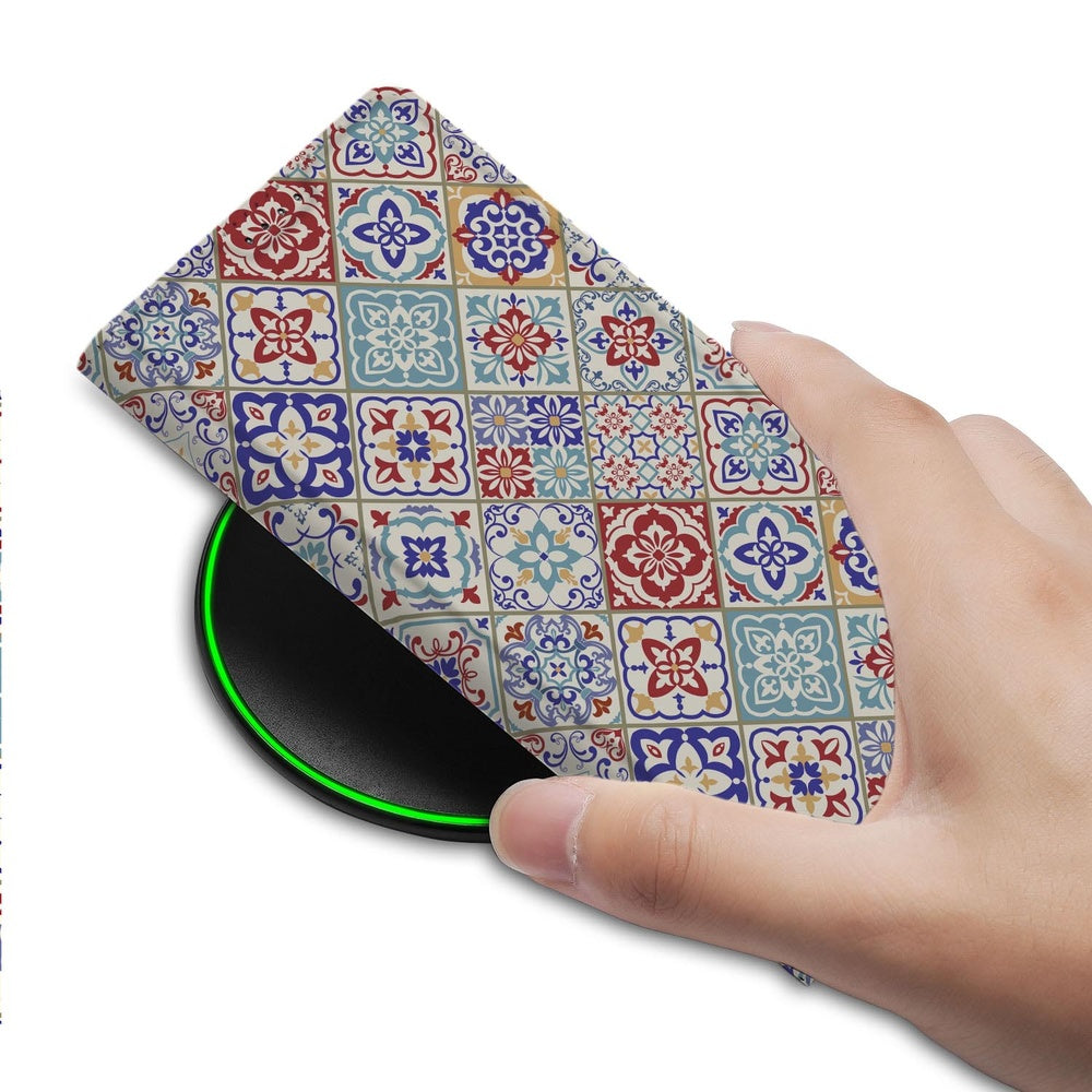 Samsung Galaxy S25 FE Wallet Case Tiles Color hand aanzicht