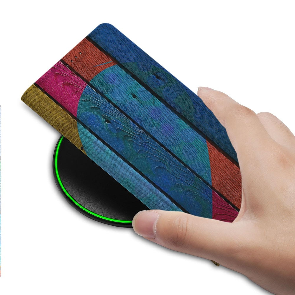 Samsung Galaxy S25 FE Book Cover Wood Heart hand bovenop kleurrijke houten print
