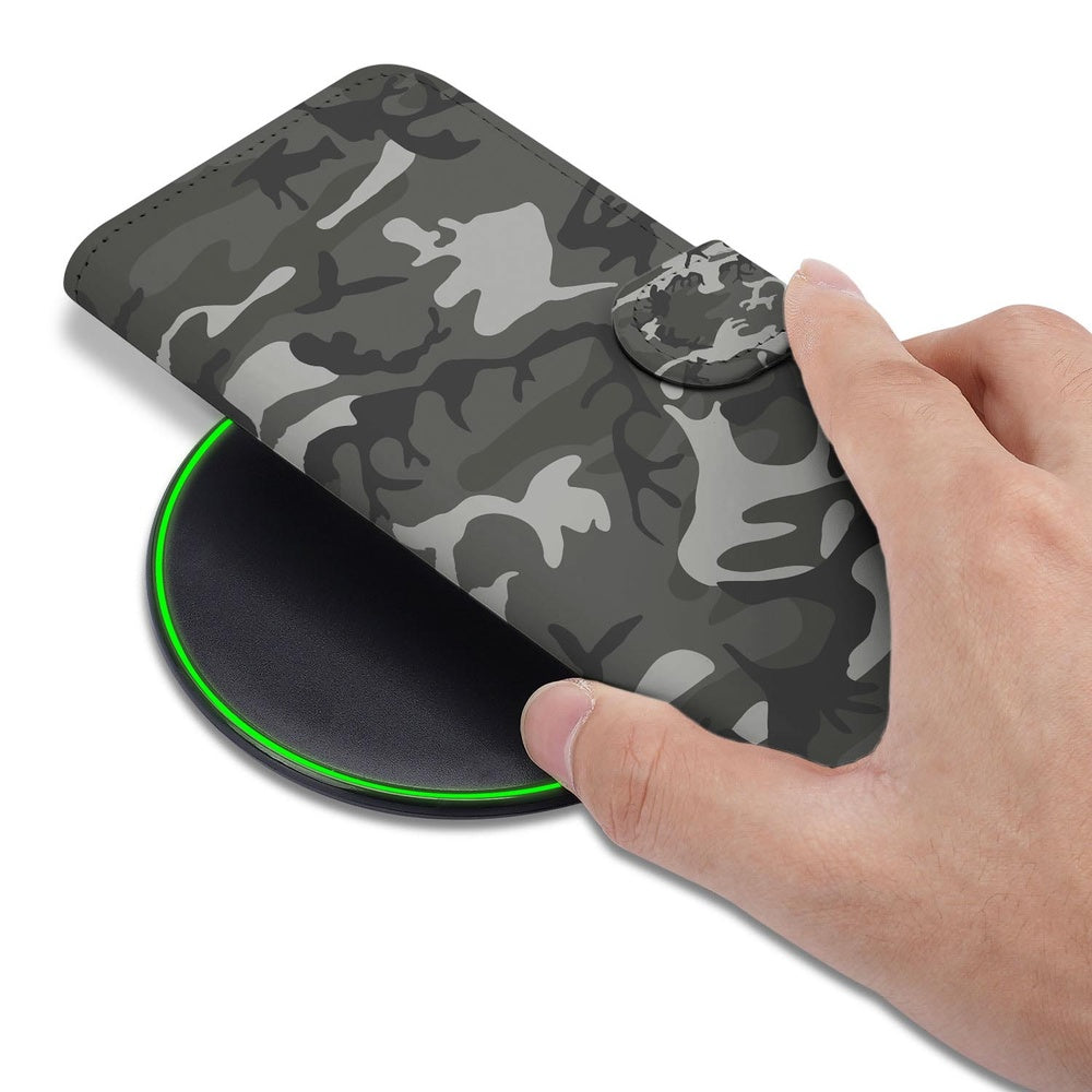 Samsung Galaxy S26 Plus Army Light Camouflage Book Case grijs-groen camouflageprint hand op draadloze oplader.