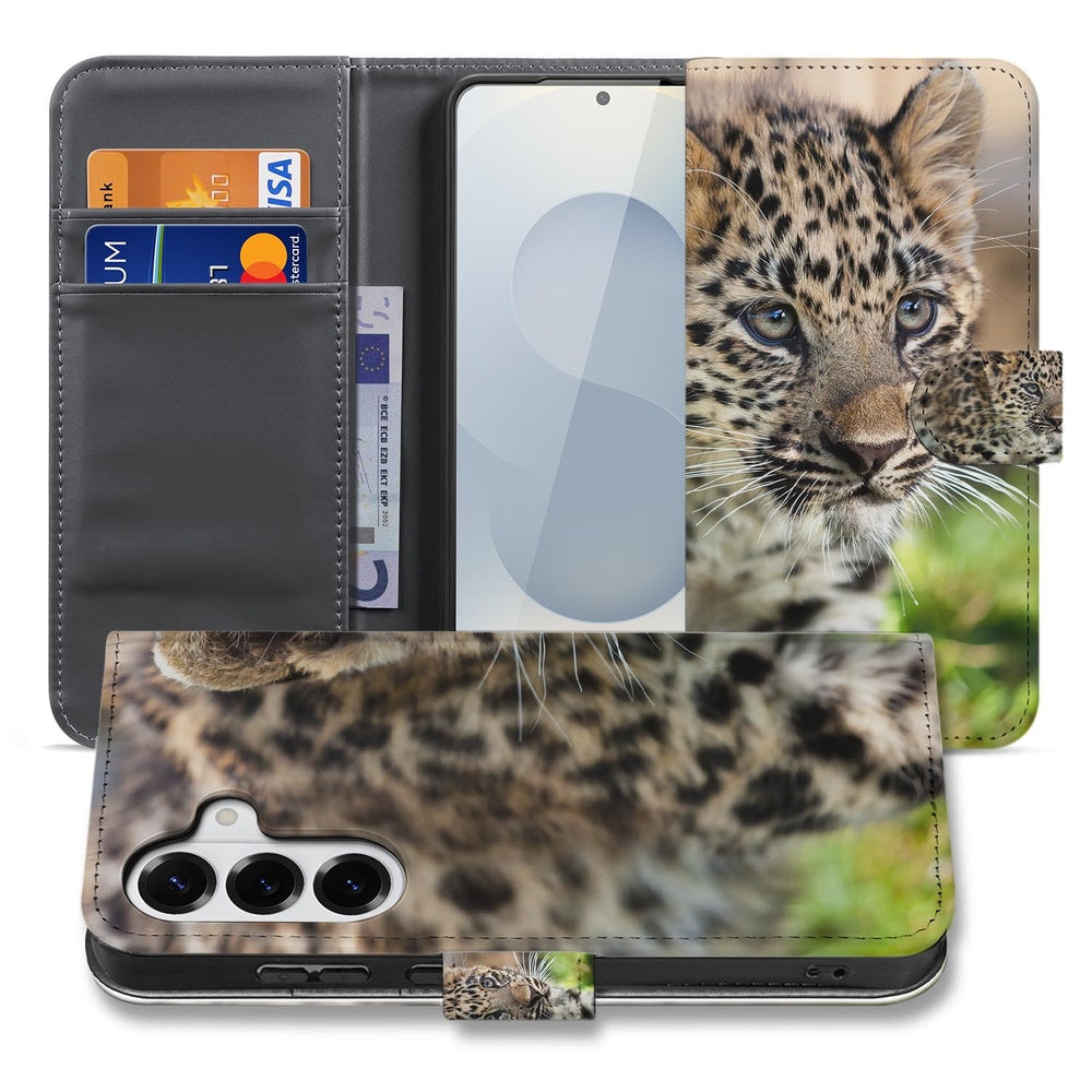 Samsung Galaxy S26 Plus Bookcase Hoesje Met Pasjes Baby Luipaard luipaardprint zwart grijs aanzicht.