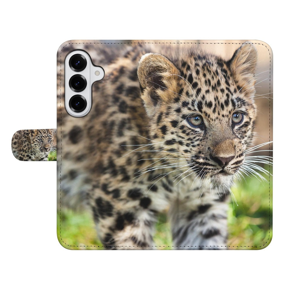 Samsung Galaxy S26 Plus Bookcase Hoesje Met Pasjes Baby Luipaard luipaardprint detail voorkant.