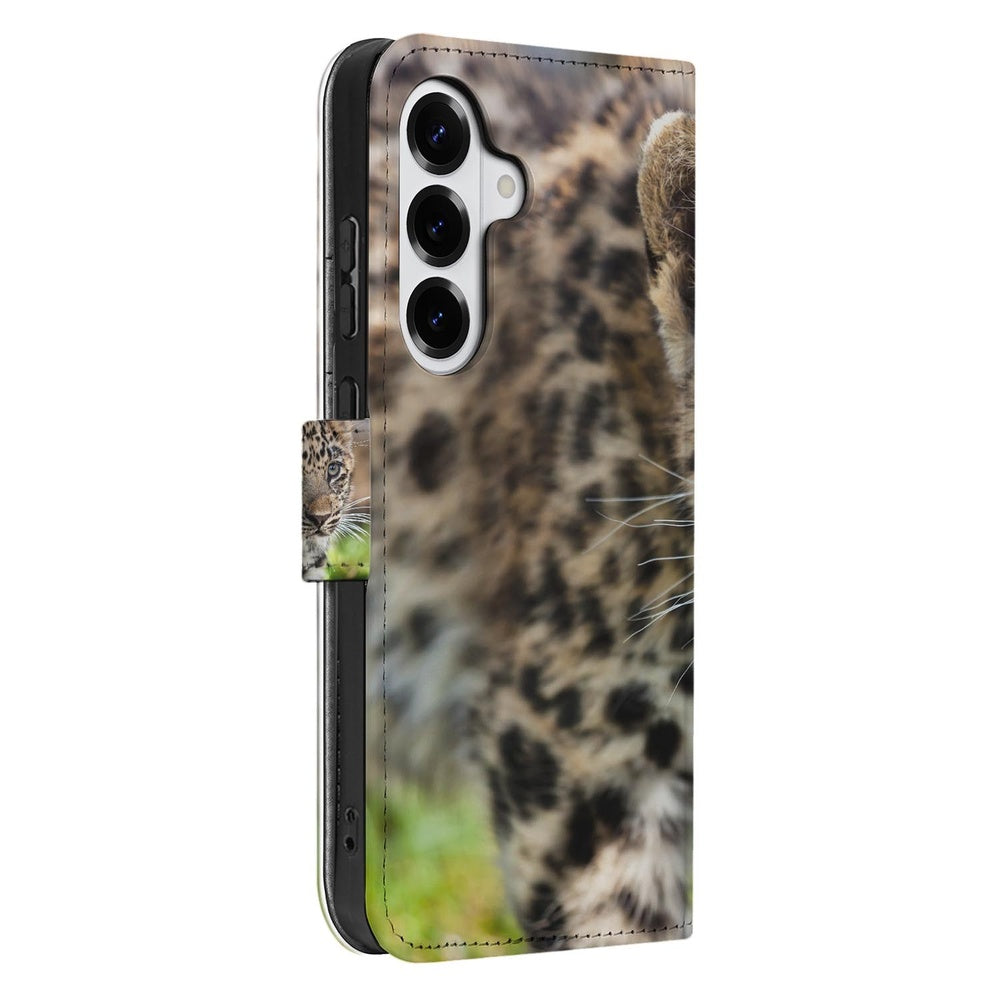 Samsung Galaxy S26 Plus Bookcase Hoesje Met Pasjes Baby Luipaard leeuwenhuid print zijaanzicht.