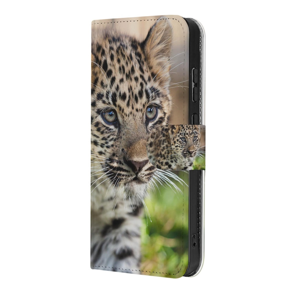 Samsung Galaxy S26 Plus Bookcase Hoesje Met Pasjes Baby Luipaard leopard print zijaanzicht.
