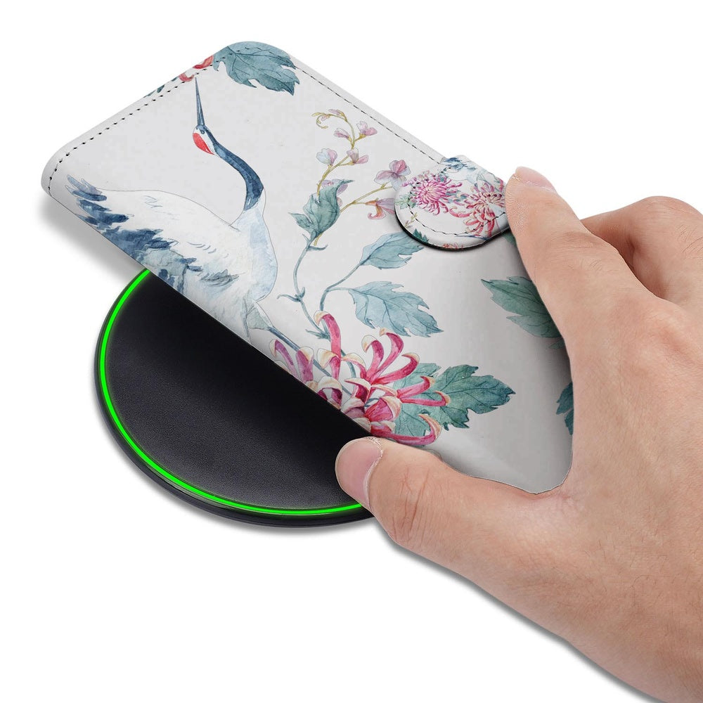 Samsung Galaxy S26 Plus Bookcase Hoesje Met Pasjes Bird Flowers Print hand met hoesje op draadloze oplader.