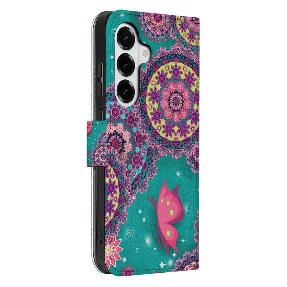 Samsung Galaxy S26 Plus Bookstyle Hoesje Met Pasjes Cirkels en Vlinders zijaanzicht met mandala prints en vlinders.