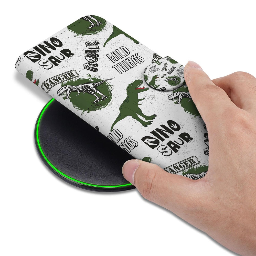 Samsung Galaxy S26 Plus Book Case Met Pasjes Dino Print hand houdt hoesje boven draadloze oplader.