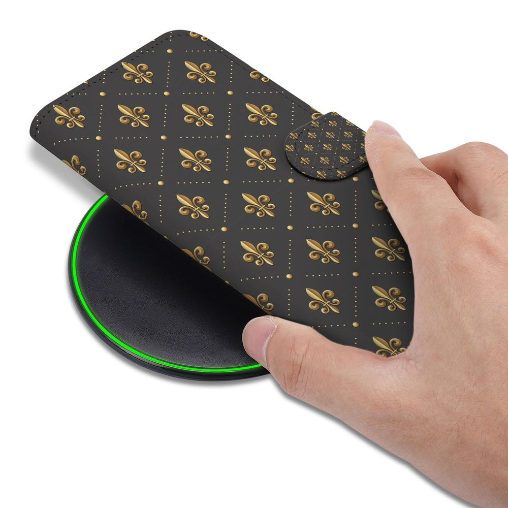 Book Case Samsung Galaxy S26 Plus Franse Lelie Bruin Goud design met gouden lelieprint hand bevestigt op oplaadstation.