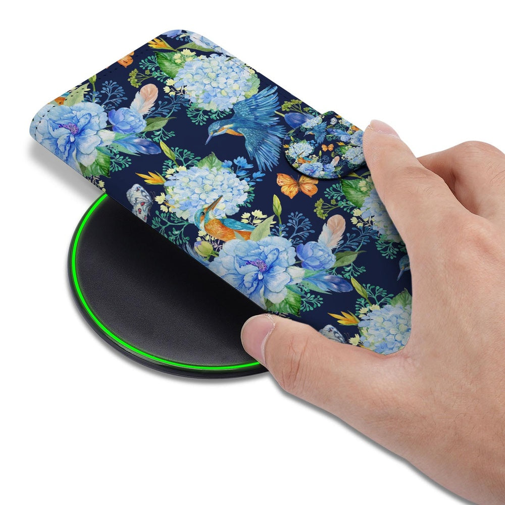 Samsung Galaxy S26 Plus Telefoonhoesje Met Pasjes Ijsvogel Design bloemen donkerblauw Aanzicht met hand.