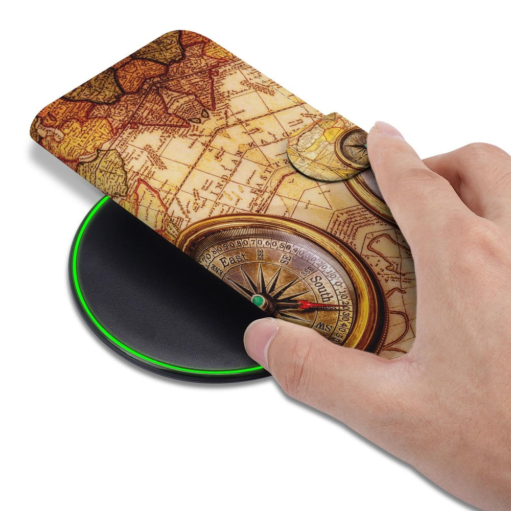 Samsung Galaxy S26 Plus Book Case Kompas met wereldkaart en kompas design hand aan case.