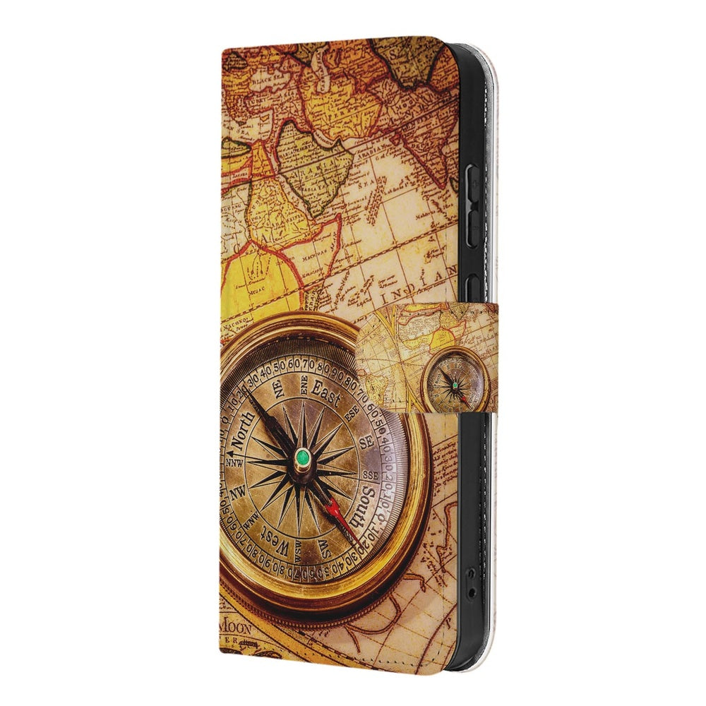 Samsung Galaxy S26 Plus Book Case Kompas ontwerp met kompasprint op wereldkaart. Zijkantweergave.