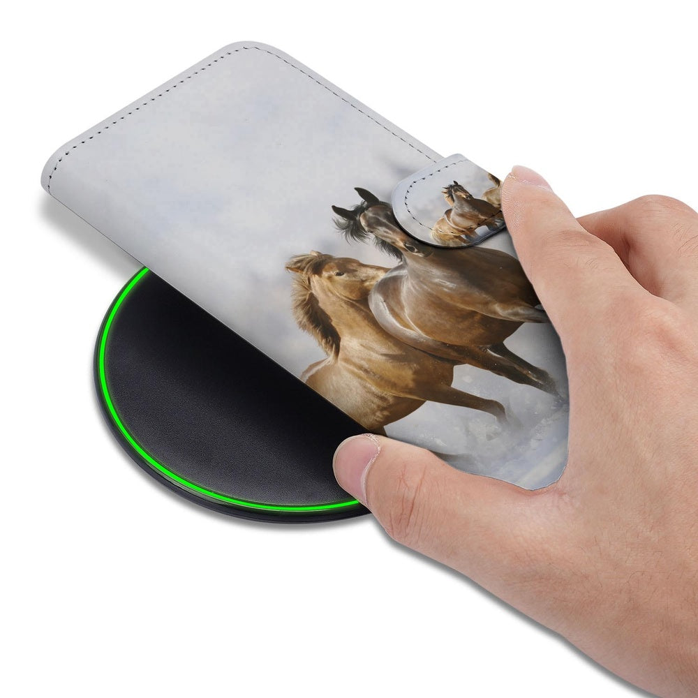 Samsung Galaxy S26 Plus Book Case Paarden Motief hand houdt op draadloze oplader.