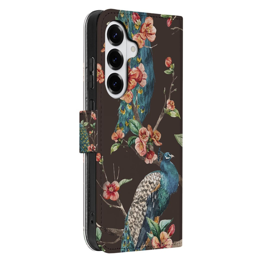 Samsung Galaxy S26 Plus Bookcase Hoesje Pauw Bloemen Print Zijaanzicht met pauwen en bloemen op donkerbruine achtergrond.