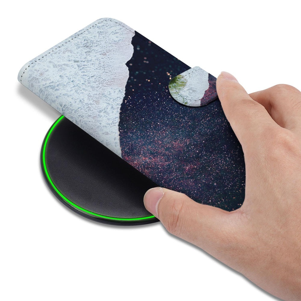 Samsung Galaxy S26 Plus Book Case Sea in Space Paars-Wit Aanzicht met hand en draadloze lader.
