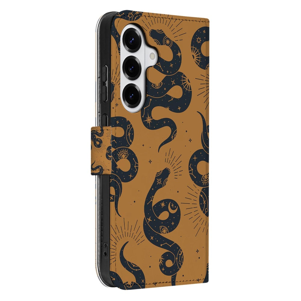 Samsung Galaxy S26 Plus Telefoonhoesje Slangenontwerp bruin op kunstleer zijkant weergave.