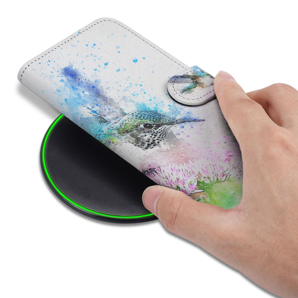 Samsung Galaxy S26 Plus PortemonneeHoesje Vogel Print Hand die hoesje vasthoudt boven draadloze oplader.