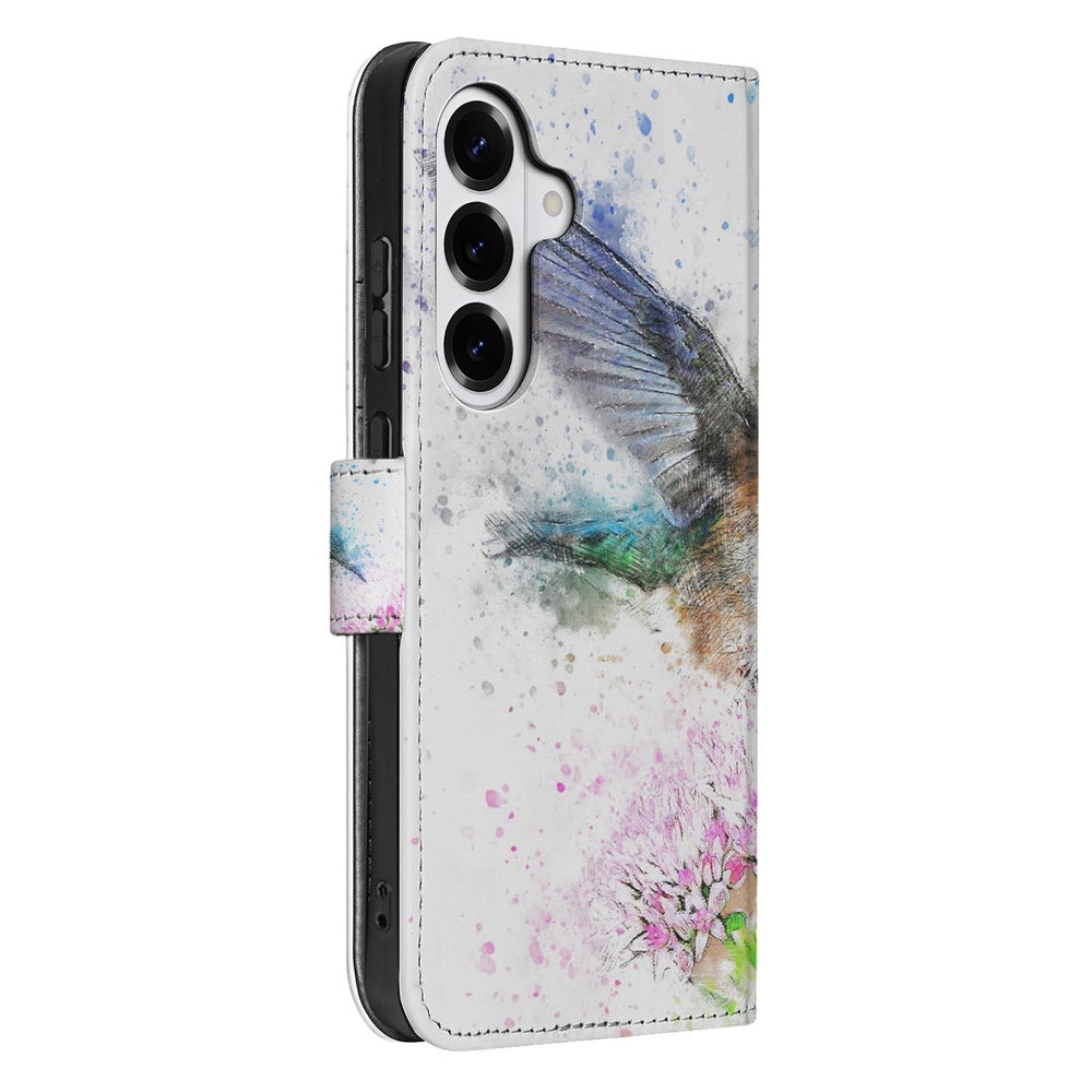 Samsung Galaxy S26 Plus PortemonneeHoesje Vogel Print Design zijkant kleurrijke kolibrie.