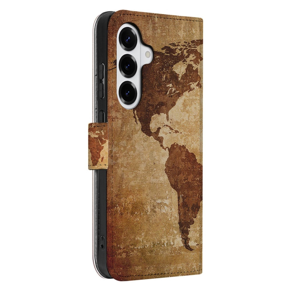 Samsung Galaxy S26 Plus Hoesje Wereldkaart Wereldkaart-print bruine gele tonen zijaanzicht.