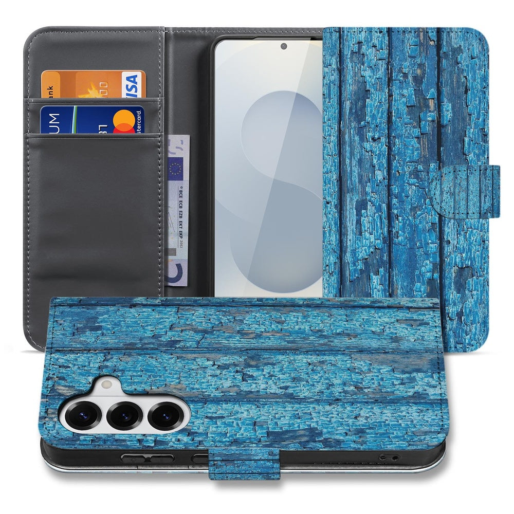 Samsung Galaxy S26 Plus Book Case Afgebladderd Blauw Hout zicht met kaartvakken en telefoon. 