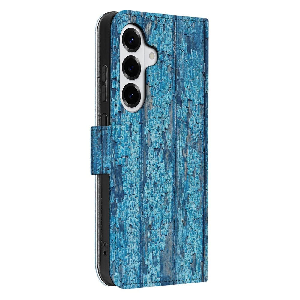 Samsung Galaxy S26 Plus Book Case Afgebladderd Blauw Hout design in blauwtint zijkant met magnetische sluiting.