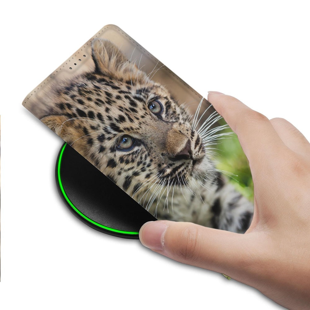 Samsung Galaxy S26 Plus Book Case Baby Luipaard detail weergave met luipaarddesign en hand. 